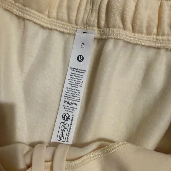 Lululemon Scuba Oversized MR Short 7” graphic - Picture 3 of 4